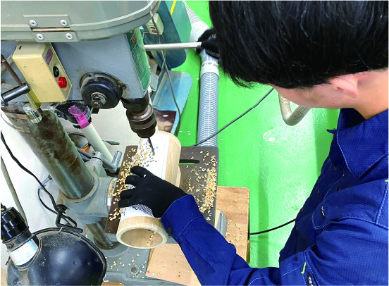機械を使って竹あかり制作